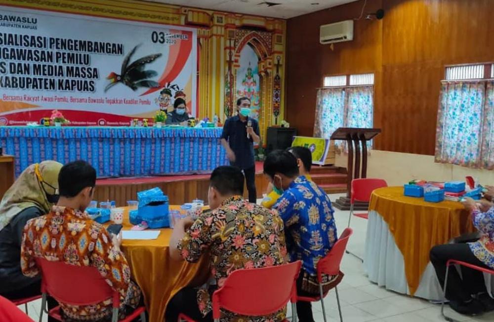 Bawaslu Kabupaten Mengelar Sosialisasi Pengembangan Pengawasan Pemilu OMS dan Media Massa