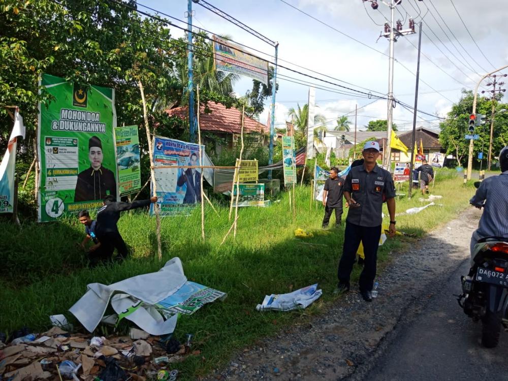 Bawaslu Kabupaten Kapuas Turun Lapangan Menertibkan APK (Alat Peraga  Kampanye) Partai Politik