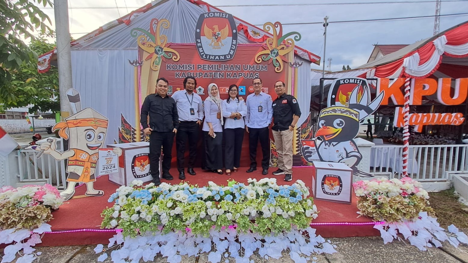 Anggota Bawaslu dan KPU Kabupaten Kapuas di Hari Kedua Pendaftaran Peserta Pilkada Kapuas Tahun 2024.