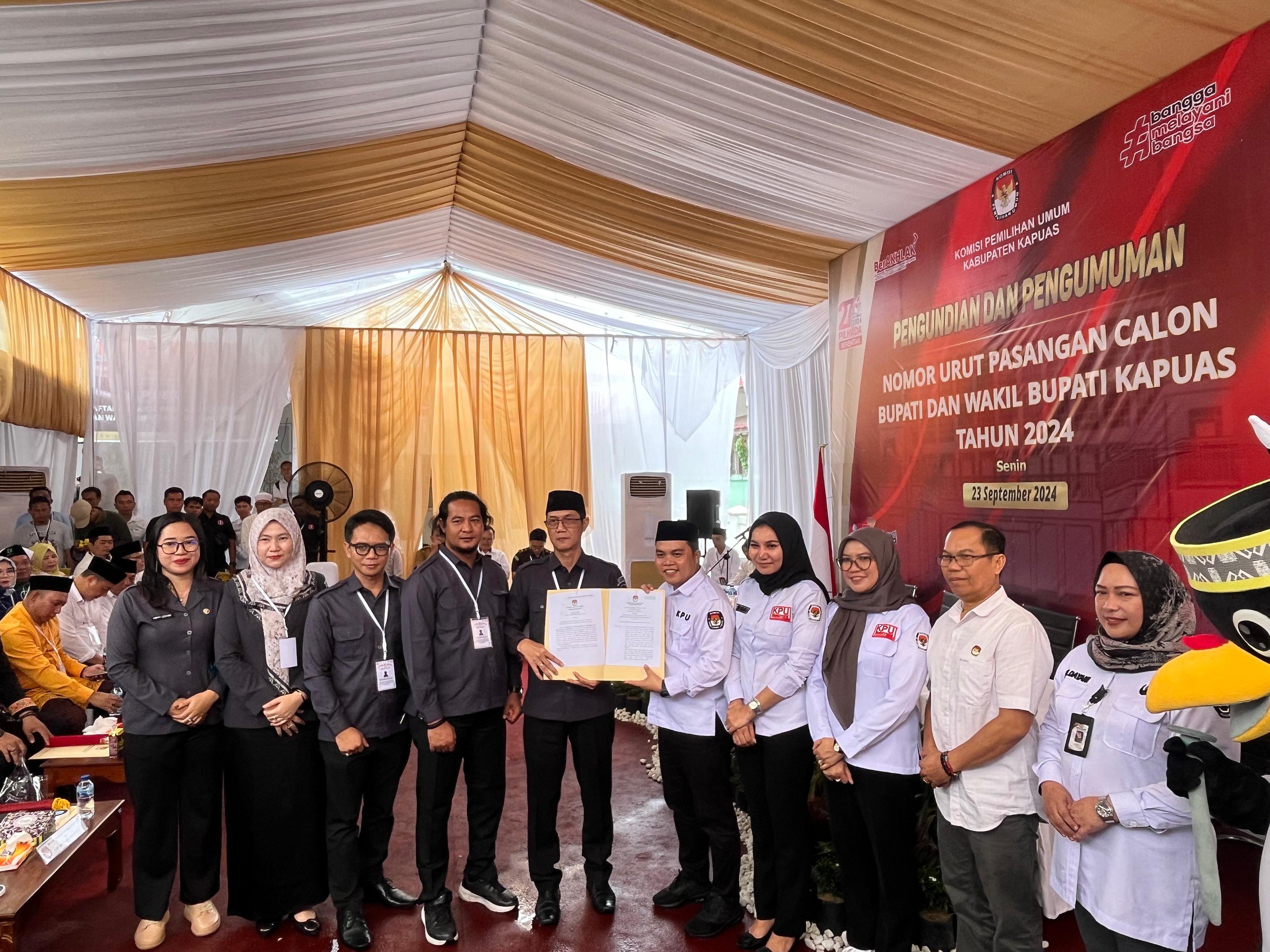 Penyerahan Berita Acara Pengundian dan Pengumuman Nomor Urut Pasangan Calon Bupati dan Wakil Bupati Kapuas Tahun 2024