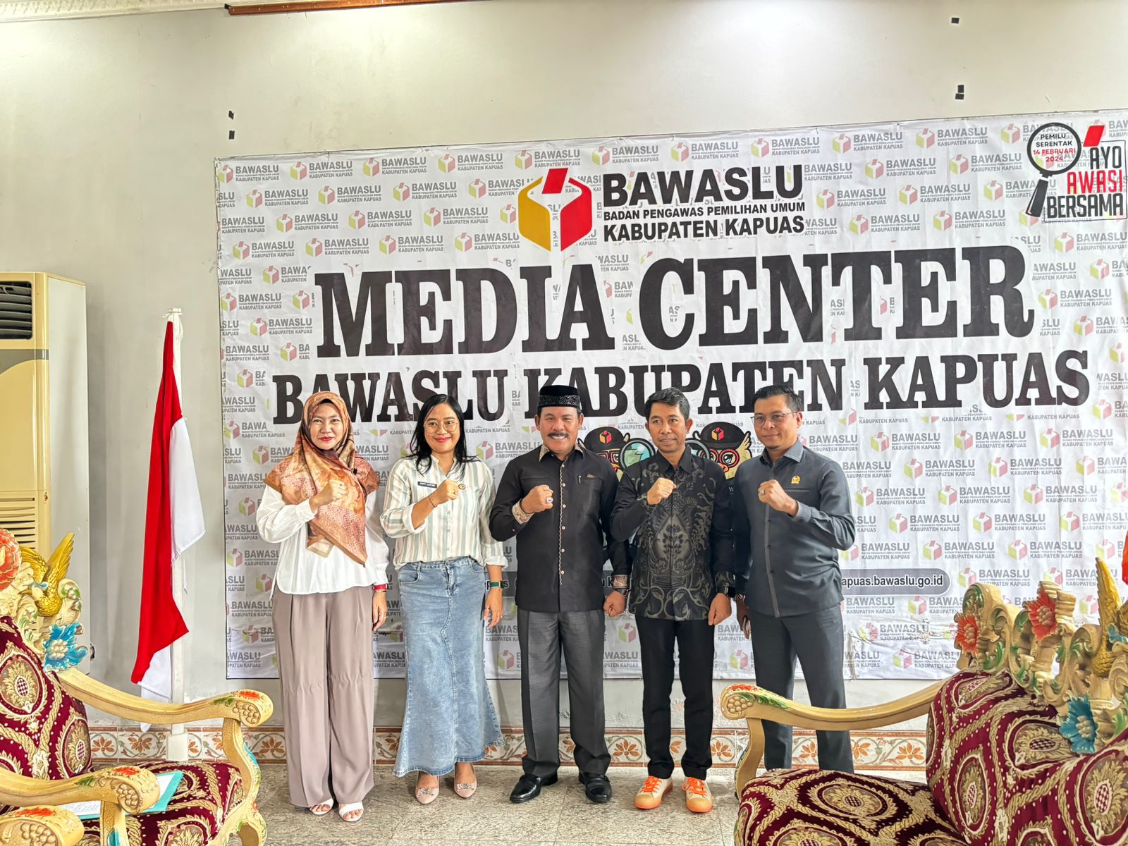 Bawaslu Kapuas bersama Wakil Ketua dan Anggota DPRD Barito Kuala Kalimantan Selatan