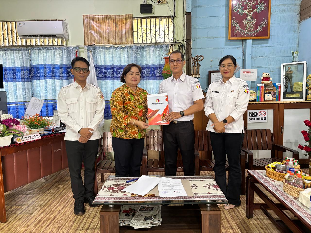 Foto bersama Bawaslu Kapuas dan SMKN 1 Kuala Kapuas