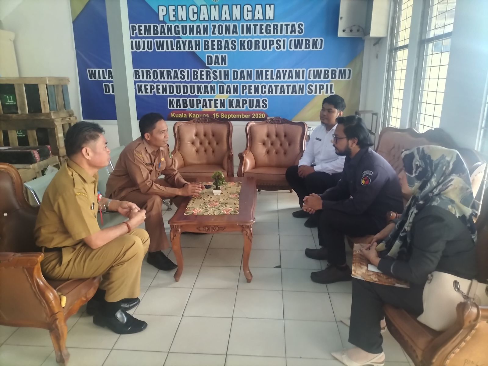 Staf Bawaslu Kapuas melakukan koordinasi ke Dinas Dukcapil Kab. Kapuas