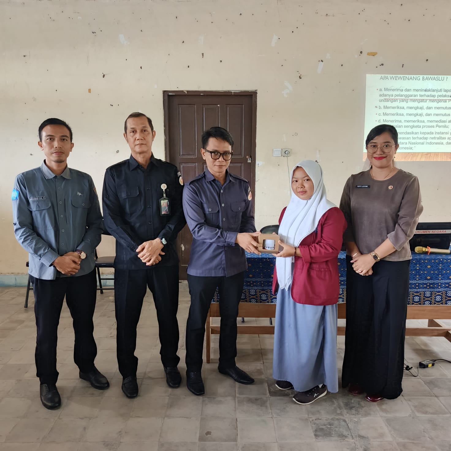 Penyerahan Cendramata kepada Siswi yang berpartisipasi di sesi Tanya Jawab