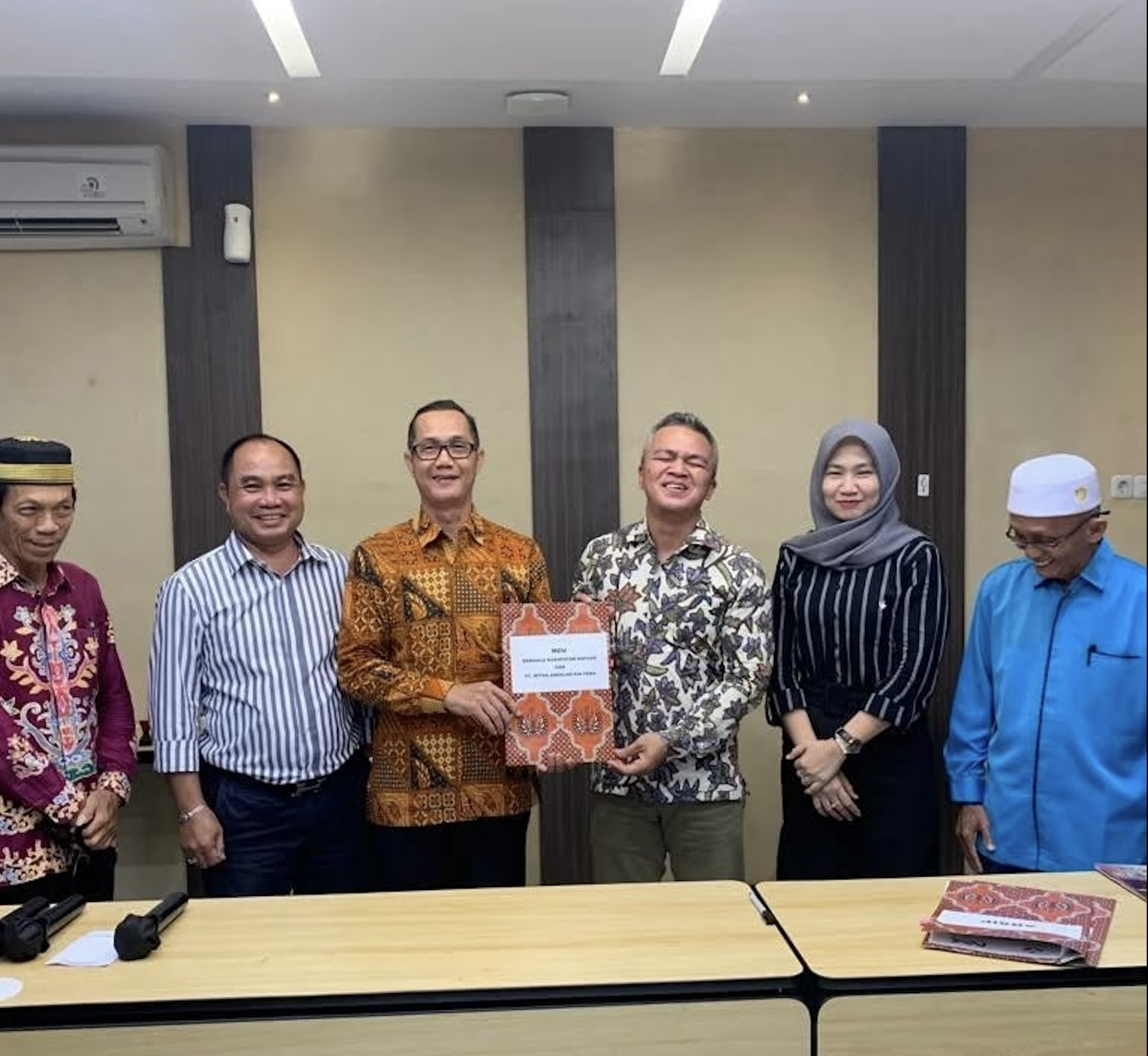 Foto Bersama Penyerahan MoU