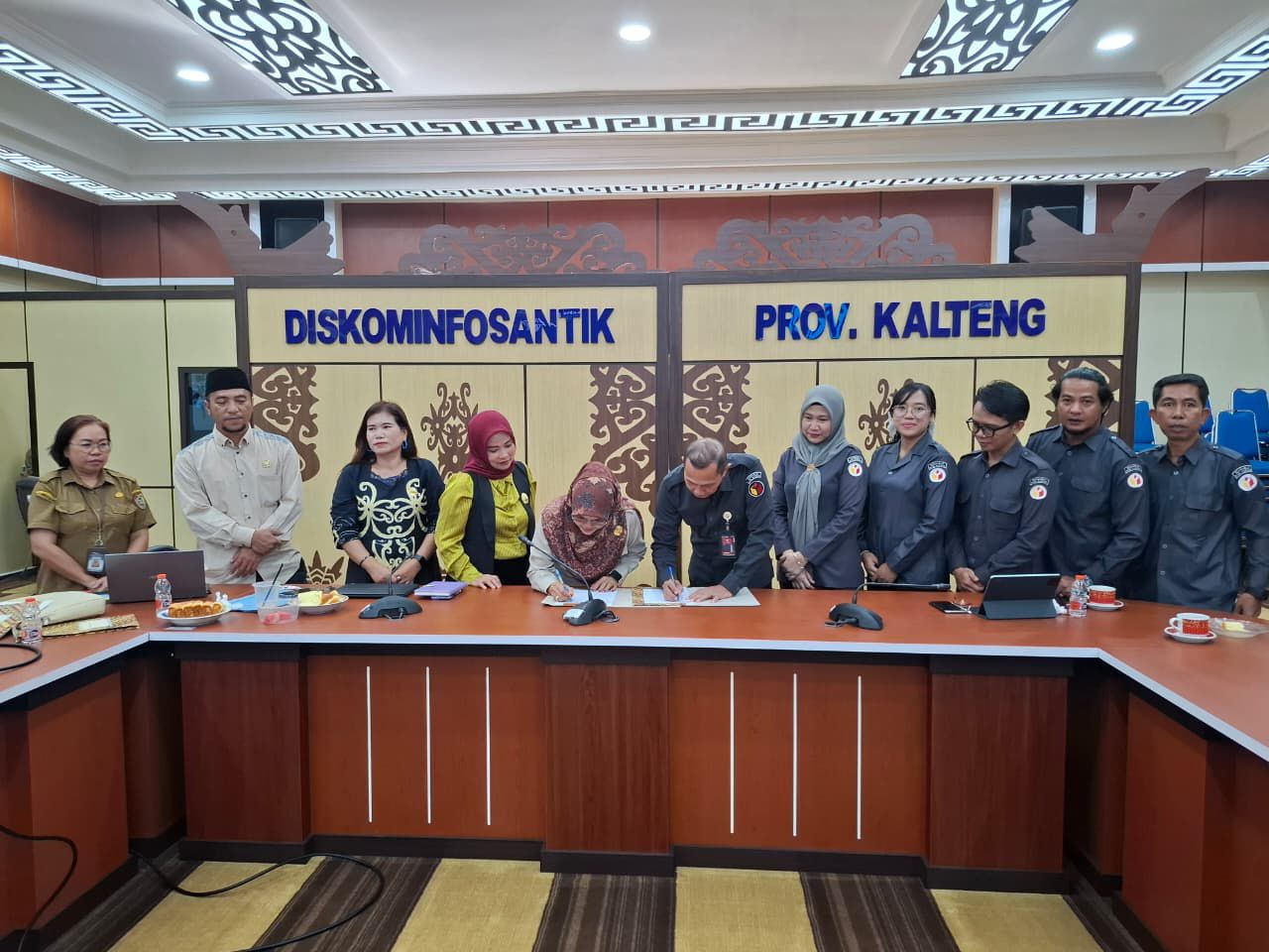 Penandatangan MoU oleh KI Prov. Kalteng dan Bawaslu Kab. Kapuas