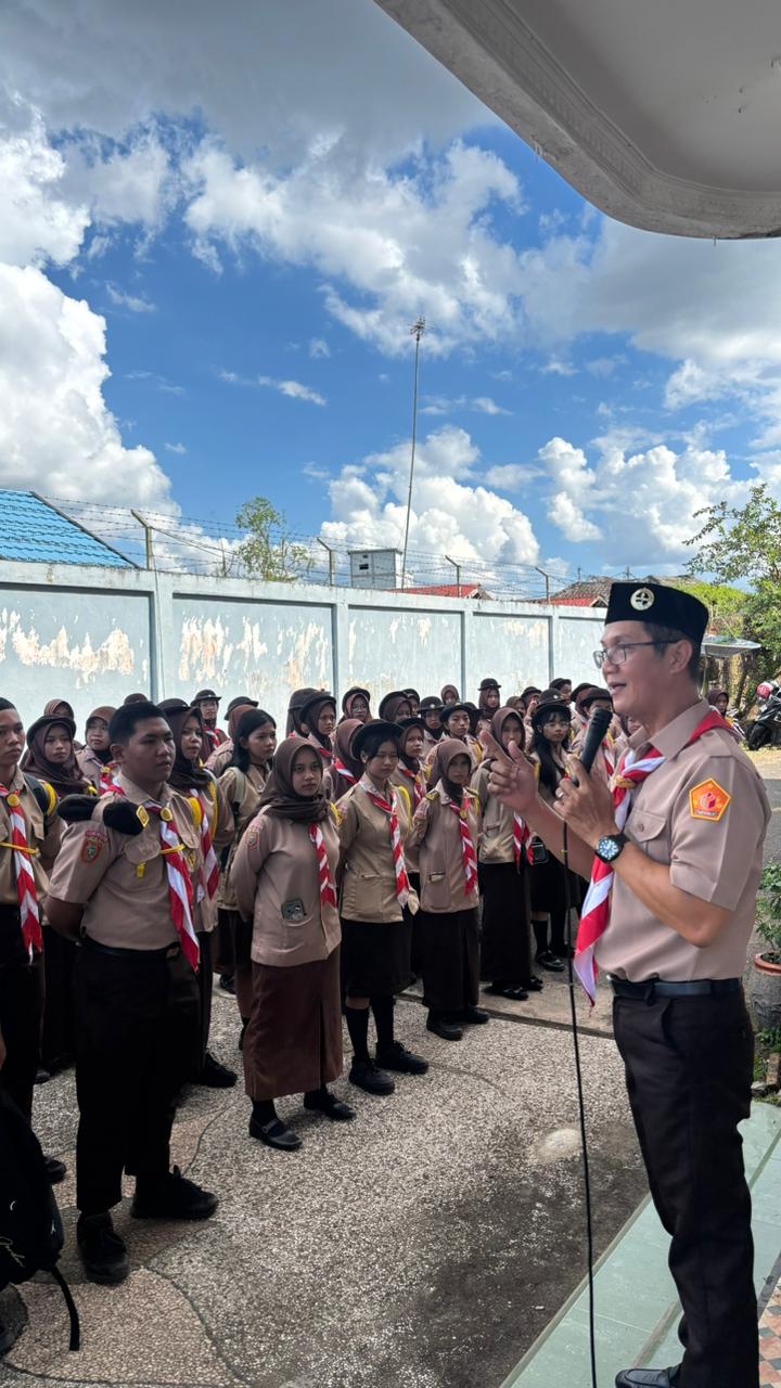 Iswahyudi Wibowo (Ketua Bawaslu Kapuas) memberikan sosialisasi terhadap peserta kegiatan
