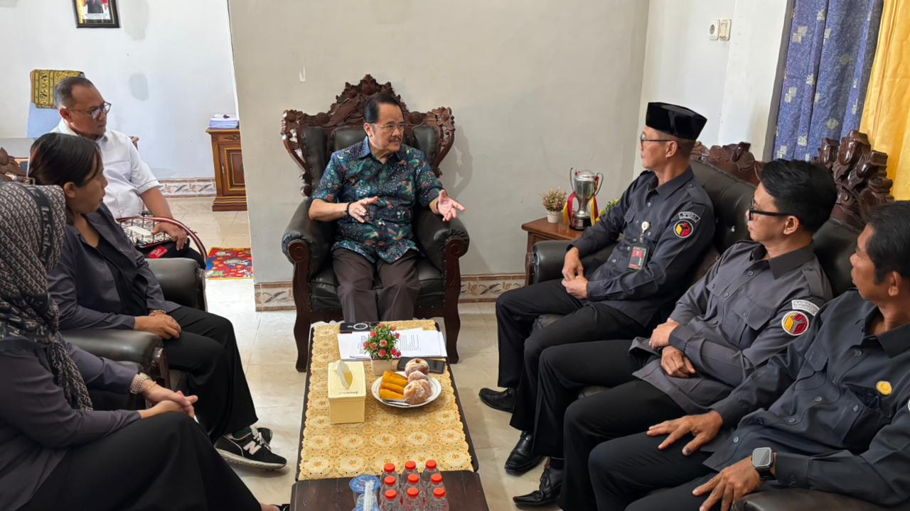 Dr. Agustin Teras Narang, S.H. disambut hangat oleh Ketua beserta Anggota juga Koordinator Sekretariat Bawaslu Kapuas