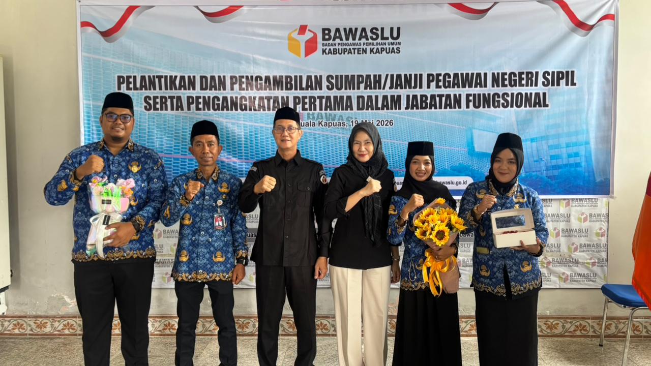 Ketua dan Anggota beserta Koordinator Sekretariat foto bersama 3 CPNS Bawaslu Kapuas yang resmi dilantik menjadi PNS pada Selasa (19/05/2026)