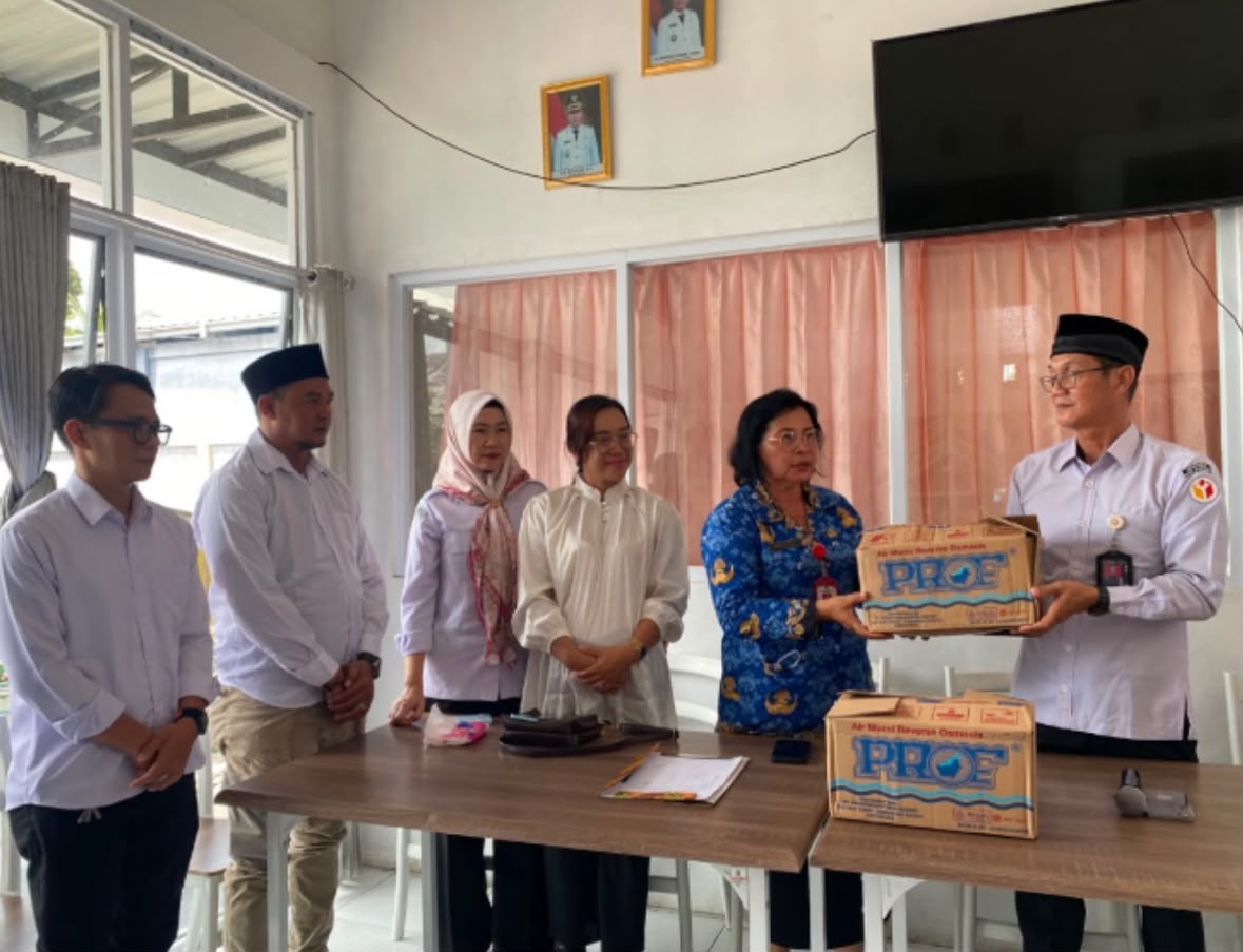 Ketua dan Anggota Bawaslu Kapuas menyerahkan sumbangan ke Kepala Dinas Sosial untuk Penghuni Rumah Singgah