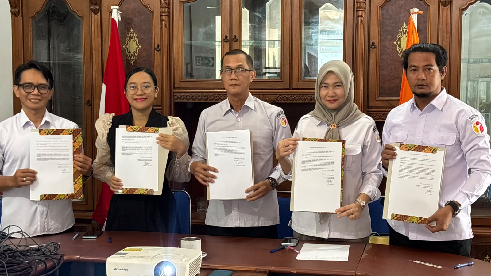 Ketua beserta Anggota Bawaslu Kabupaten Kapuas setelah melaksanakan Penandatanganan Dokumen IKU