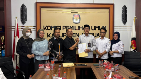 Penyerahan BA Rapat Pleno Hasil Rekapitulasi PDPB Triwulan I Tahun 2026 Kabupaten Kapuas