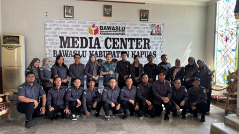 Foto Bersama Jajaran Bawaslu Kapuas dan Dr. Agustin Teras Narang, S.H.