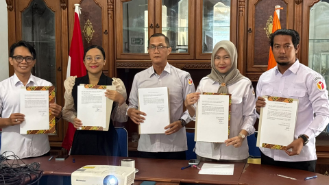 Ketua beserta Anggota Bawaslu Kabupaten Kapuas setelah melaksanakan Penandatanganan Dokumen IKU