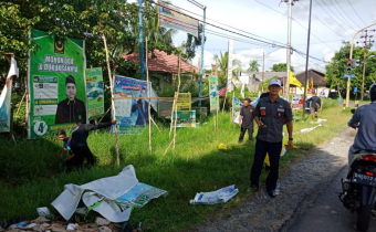 Bawaslu Kabupaten Kapuas Turun Lapangan Menertibkan APK (Alat Peraga  Kampanye) Partai Politik