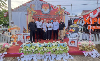 Anggota Bawaslu dan KPU Kabupaten Kapuas di Hari Kedua Pendaftaran Peserta Pilkada Kapuas Tahun 2024.