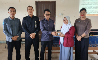 Penyerahan Cendramata kepada Siswi yang berpartisipasi di sesi Tanya Jawab