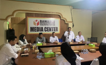 Penyerahan MoU bersama UCB dan STAI Kapuas