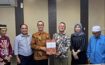Foto Bersama Penyerahan MoU