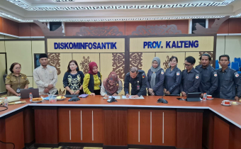Penandatangan MoU oleh KI Prov. Kalteng dan Bawaslu Kab. Kapuas