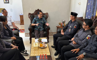 Dr. Agustin Teras Narang, S.H. disambut hangat oleh Ketua beserta Anggota juga Koordinator Sekretariat Bawaslu Kapuas
