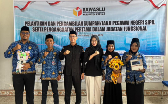 Ketua dan Anggota beserta Koordinator Sekretariat foto bersama 3 CPNS Bawaslu Kapuas yang resmi dilantik menjadi PNS pada Selasa (19/05/2026)
