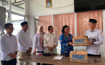 Ketua dan Anggota Bawaslu Kapuas menyerahkan sumbangan ke Kepala Dinas Sosial untuk Penghuni Rumah Singgah