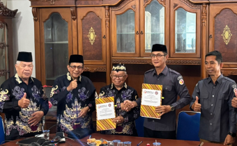 Foto bersama setelah penandatanganan MoU