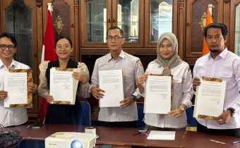 Ketua beserta Anggota Bawaslu Kabupaten Kapuas setelah melaksanakan Penandatanganan Dokumen IKU